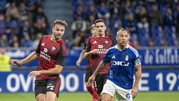Egiluz toca el balón ante la presencia de Santi Cazorla.