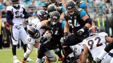 JACKSONVILLE, FL - DECEMBER 04: T.J. Yeldon #24 of the Jacksonville Jaguars runs for yardage as behind the block of Christopher Reed #64 as ared Crick #93 of the Denver Broncos defends at EverBank Field on December 4, 2016 in Jacksonville, Florida. Sam Greenwood/Getty Images/AFP
== FOR NEWSPAPERS, INTERNET, TELCOS & TELEVISION USE ONLY ==