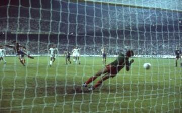 El 28 de septiembre de 1977 el Atlético de Madrid tenía que remontar el 2-1 de la ida al Dinamo Bucarest en la primera ronda de la Copa de Europa. Los del Manzanares ganaron 2-0 en el Calderón con goles de Benegas y Rubén Cano. 

