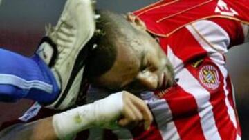 <b>INCOMPRESIBLE. </b>El colegiado no vio falta en esta entrada de Flaño sobre Moha.