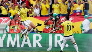 Falcao García y James Rodríguez celebrando el gol de la Selección Colombia ante Brasil por las Eliminatorias rumbo a Rusia 2018