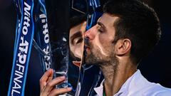 Novak Djokovic besa el trofeo que le acredita como campeón de las ATP Finals por sexta vez en su carrera.