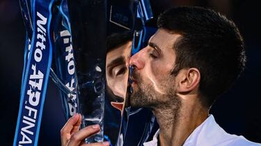 Novak Djokovic besa el trofeo que le acredita como campeón de las ATP Finals por sexta vez en su carrera.
