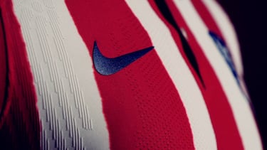 Según el propio Atlético, la nueva equipación 'encarna los valores imperecederos del club a través de una interpretación clásica de sus famosos colores'. Tiene un cuello clásico y las franjas rojas y blancas ligeramente distorsionadas para darle un toque 