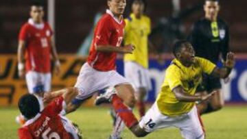 Lorenzo Reyes, justo en el centro, durante uno de los partidos que ha disputado con la selección chilena.