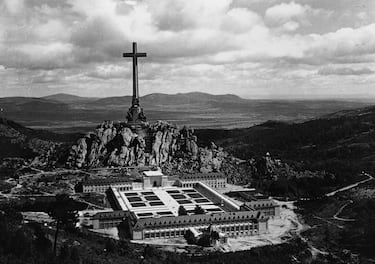 El dictador Francisco Franco ordenó en abril de 1940 la construcción del Valle de los Caídos donde fuesen enterrados José Antonio Primo de Rivera (fundador de la Falange Española) y los caídos del bando sublevado. Se inauguró el 1 de abril de 1959 y poco antes de abrir sus puertas se llevaron algunos restos de soldados del bando republicano. 