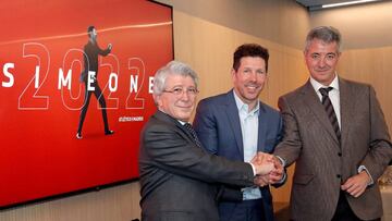 Simeone, con Cerezo y Miguel Ángel Gil, en una foto de su última renovación, hasta 2027. Las dos velocidades del Atlético.