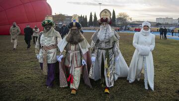 Llegada de los Reyes Magos de Sevilla  y la Estrella de la Ilusi&oacute;n (d) a la salida en globo. En Sevilla (Andaluc&iacute;a, Espa&ntilde;a), a 05 de enero de 2021.
 05 ENERO 2021
 Mar&iacute;a Jos&eacute; L&oacute;pez / Europa Press
 05/01/2021