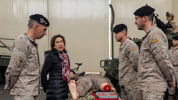 La ministra de Defensa, Margarita Robles conversa con militares de distintas disciplinas durante la visita a la Base Aérea de Morón, a 8 de marzo de 2024, en Morón, Sevilla (Andalucía, España). La ministra de Defensa, Margarita Robles, visita a la base aérea de Morón, para conocer las instalaciones del Ala 11 y el Segundo Escuadrón de Apoyo Aéreo, unidades del Ejército del Aire y del Espacio ubicadas en la Base.
08 MARZO 2024
Francisco J. Olmo / Europa Press
08/03/2024