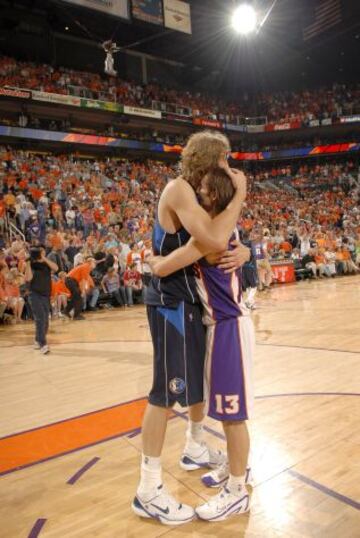 Abrazándose con su amigo y compañero en sus inicios Steve Nash: Dallas pasaba a las Finales tras doblegar en seis partidos a los Suns de Mike D'Antoni.