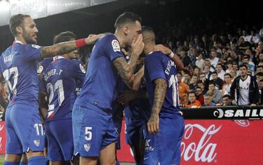 Ocampos y Banega celebraron el gol de Mestalla con una 'copa'
