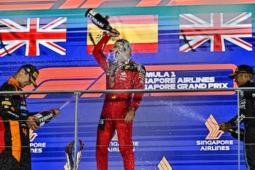 Carlos Sainz (Ferrari SF23), Lando Norris (McLaren) y Lewis Hamilton (Mercedes) en Marina Bay. Podio del GP de Singapur de F1 2023.