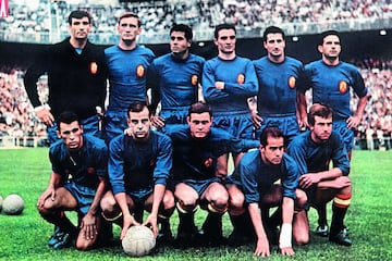 La FIFA determinó que España vestiría de azul. Curiosamente, con el color con el que se logró la primera Eurocopa de las tres que figuran en el palmarés de La Roja. En la imagen, el once que disputó la final de la Eurocopa de 1964 ante la URSS y a la que derrotó 2-1. Arriba, de izquierda a derecha posan: Iribar, Zoco, Olivella, Fusté, Calleja y Rivilla. Agachados, y en el mismo orden aparecen Amancio, Pereda, Marcelino, Luis Suárez y Lapetra. La primera Selección española campeona de Europa.