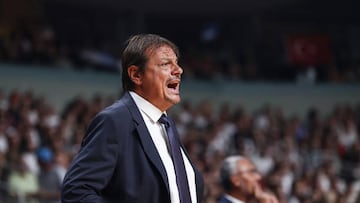 RIGA, LATVIA - AUGUST 25: Head coach of Turkish national basketball team Ergin Ataman gives tactics to his players during the FIBA Basketball World Cup 2023 European Qualifiers second round first match between Latvia and Turkiye at the Arena Riga in Riga, Latvia on August 25, 2022. (Photo by Elif Ozturk Ozgoncu/Anadolu Agency via Getty Images)