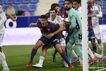 Matos y David Gil en una acción defensiva del Cádiz CF en El Alcoraz. Foto: LaLiga.