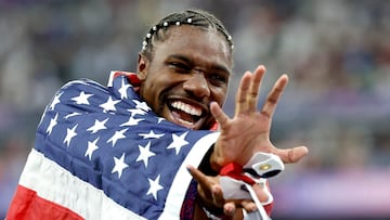 Saint-denis (France), 04/08/2024.- Noah Lyles of the USA celebrates after winning the Men 100m final of the Athletics competitions in the Paris 2024 Olympic Games, at the Stade de France stadium in Saint Denis, France, 04 August 2024. (100 metros, Francia) EFE/EPA/FRANCK ROBICHON