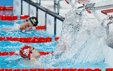 Pan Zhanle festeja el triunfo de China en el 4x100 estilos masculino.