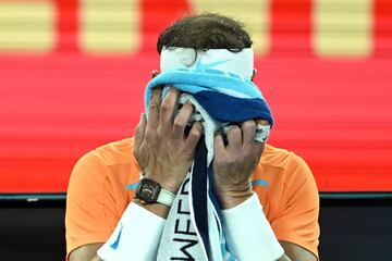 Rafa Nadal ha perdido en el Abierto de Australia contra el estadounidense McDonald tras sentir dolores en su cadera que no le han dejado continuar con normalidad.