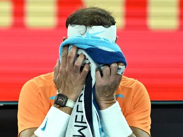 Rafa Nadal ha perdido en el Abierto de Australia contra el estadounidense McDonald tras sentir dolores en su cadera que no le han dejado continuar con normalidad.