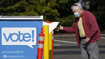 Un votante deja caer una boleta en un buz&oacute;n fuera de la oficina de elecciones del condado de King el martes 13 de octubre de 2020 en Tukwila, Washington.