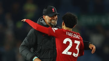 Jürgen Klopp y Luis Díaz en un partido de Liverpool.