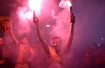 Fanáticos del equipo Galatasaray celebran, la Superliga de Campeones de Turquía, en Estambul (Turquía). El Galatasaray logró su vigésimo título de campeón de la Liga turca, tras el empate (2-2) cosechado hoy por el Fenerbahce, segundo clasificado, en su visita al campo del Istanbul Basaksehir. 