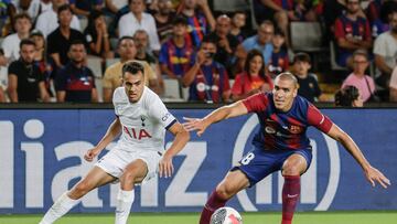 BARCELONA, 08/08/2023.- El centrocampista del Barcelona Oriol Romeu (d) disputa el bal¨®n ante Sergio Reguil¨®n (i), defensa del Tottenham, durante la 58 edici¨®n de Trofeo Joan Gamper entre el FC Barcelona y el Tottenham Hotspur, este martes en el Estadio Ol¨ªmpico Llu¨ªs Companys, en Barcelona. EFE/ Quique Garc¨ªa