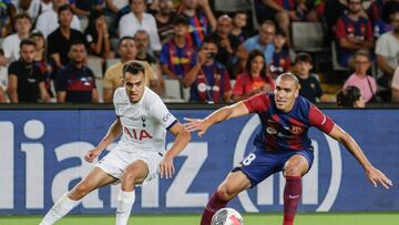 BARCELONA, 08/08/2023.- El centrocampista del Barcelona Oriol Romeu (d) disputa el balón ante Sergio Reguilón (i), defensa del Tottenham, durante la 58 edición de Trofeo Joan Gamper entre el FC Barcelona y el Tottenham Hotspur, este martes en el Estadio Olímpico Lluís Companys, en Barcelona. EFE/ Quique García
