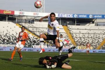 Después de pasar por ocho clubes, Flores retornó a Colo Colo en 2012.