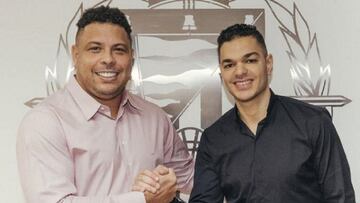 Ronaldo Naz&aacute;rio, presidente del Real Valladolid, posa con Ben Arfa.