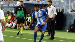 Miguel Torres controla un bal&oacute;n en el partido M&aacute;laga-Elche.