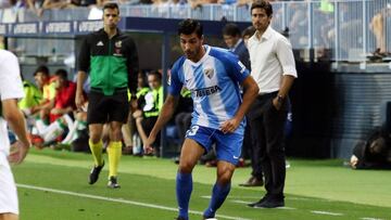 Miguel Torres controla un bal&oacute;n en el partido M&aacute;laga-Elche.