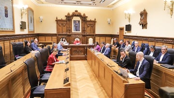 10-10-2022. REUNION DEL SPORTING, CON DAVID GUERRA Y CARLOS LLAMAS, CON LA ALCALDESA ANA GONZÁLEZ Y LOS GRUPOS MUNICIPALES PARA EXPLICAR EL PROYECTO EL MOLINÓN-2030