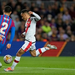 Sergiño Dest no termina por convencer a Xavi en el Barcelona