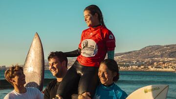 Daniela Boldini, a hombros de varios compañeros y de Garazi Sanchez para celebrar su título en el Open Las Américas de la Liga Iberdrola FESurfing.