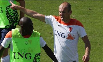 Arjen Robben y Bruno Martins Indi se vieron enredados en un altercado durante un entrenamiento de Holando en el cual el defensor hizo una dura entrada al delantero. Robben lo pateó al suelo y luego le indicó que saliera de la práctica. Todo fue detenido por los demás seleccionados y el entrenador.