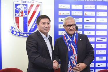 En los últimos años han sido numerosos los técnicos españoles que han aportado sus conocimientos en el fútbol chino. Así en la máxima categoría del imperio asiático han trabajado técnicos españoles como Luis García, José González, López Caro, Quique Sánchez Flores, Óscar Cepedes, Javier Pereira y Gregorio Manzano. El jienense no solo es el que más partidos ha dirigido (123 en tres clubes diferentes: Beijing Guoan, Shangai Shenhua y Guizhou Hengfend) sino que también fue el pionero, al menos en dirigir un partido de la Super League China. Manzano, además, fue elegido mejor entrenador de la competición en 2017.