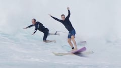 El legendario Chris Owens sufriendo un wipeout en Waimea Bay por culpa de dos surfistas. 