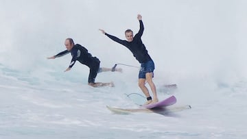 El legendario Chris Owens sufriendo un wipeout en Waimea Bay por culpa de dos surfistas.