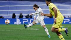 Luka Modric da un pase con el exterior en el Real Madrid-Chelsea de vuelta de cuartos de final de la Champions 2021-2022.