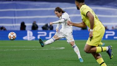 Luka Modric da un pase con el exterior en el Real Madrid-Chelsea de vuelta de cuartos de final de la Champions 2021-2022.
