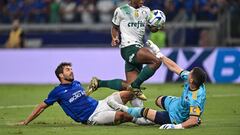 BELO HORIZONTE, BRAZIL - DECEMBER 06: Endrick (C) of Palmeiras battles for the ball against Rafael (R) and Lucas Silva (L) of Cruzeiro during the match between Cruzeiro and Palmeiras as part of Brasileirao 2023 at Mineirao Stadium on December 06, 2023 in Belo Horizonte, Brazil. (Photo by Pedro Vilela/Getty Images) 
PUBLICADA 31/12/23 NA MA09 3COL