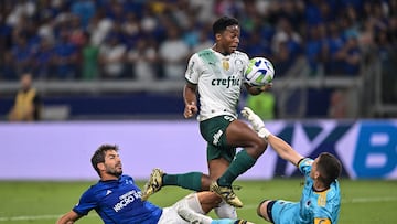 BELO HORIZONTE, BRAZIL - DECEMBER 06: Endrick (C) of Palmeiras battles for the ball against Rafael (R) and Lucas Silva (L) of Cruzeiro during the match between Cruzeiro and Palmeiras as part of Brasileirao 2023 at Mineirao Stadium on December 06, 2023 in Belo Horizonte, Brazil. (Photo by Pedro Vilela/Getty Images) 
PUBLICADA 31/12/23 NA MA09 3COL