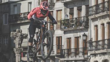 Piloto de MTB sobre rampa del festival en Vigo, con edificios, sombrillas y gentes al fondo.