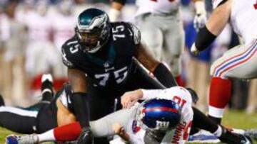 Vinny Curry, defensa de los Eagles, tumba a Eli Manning.