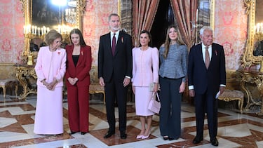 La Reina Sofía, la Princesa Leonor, el Rey Felipe, la Reina Letizia, la Infanta Sofía y Felipe González durante la recepción celebrada tras la imposición del Toisón de Oro en el Palacio Real.