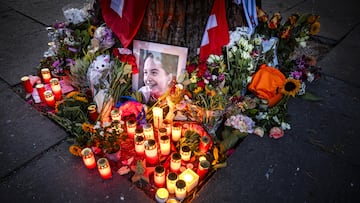 Zurich (Switzerland), 29/09/2024.- Candles burn at the makeshift memorial for Muriel Furrer from Switzerland, who died after a cycling crash during the 2024 UCI Road and Paracycling Road World Championships in Zurich, Switzerland, 29 September 2024. 18-year-old Swiss cyclist Muriel Furrer died from her injuries on 27 September 2024 after she crashed the day before in the UCI Road and Para-cycling Road World Championships 2024 junior women's race. (Ciclismo, Suiza) EFE/EPA/MICHAEL BUHOLZER