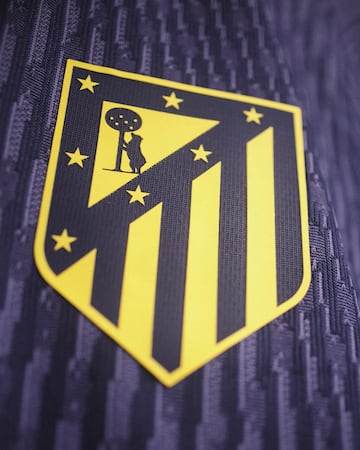 De predominante tonalidad en azul marino, su dise?o incorpora adems unos impactantes rayos en sus dorsales, cuyo vibrante color amarillo  otorga un toque elctrico y distintivo. La equipacin est inspirada en la banda sonora en los momentos previos a cada partido que se disputa en el Riyadh Air Metropolitano.