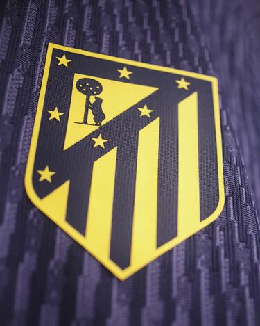 De predominante tonalidad en azul marino, su diseño incorpora además unos impactantes rayos en sus dorsales, cuyo vibrante color amarillo  otorga un toque eléctrico y distintivo. La equipación está inspirada en la banda sonora en los momentos previos a cada partido que se disputa en el Riyadh Air Metropolitano.