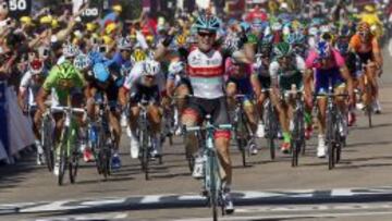 Jan Bakelants celebra su ag&oacute;nica victoria en la segunda etapa del Tour.